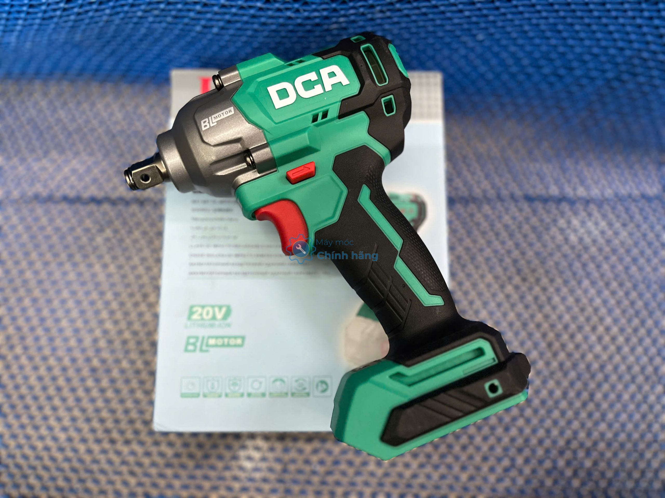 Máy siết bu lông dùng pin DCA ADPB488