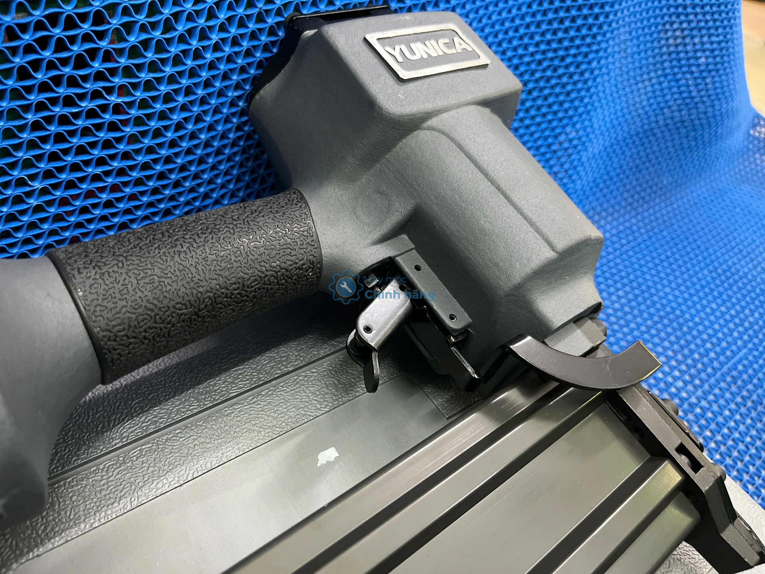 Súng Bắn Đinh Be Tông Dùng Hơi Yunica YAT-2264P 4 Súng Bắn Đinh Be Tông Dùng Hơi