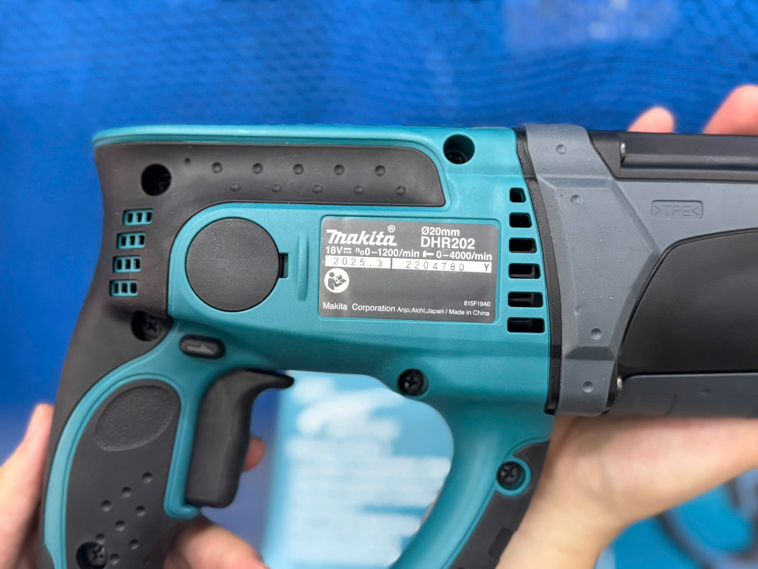 Máy khoan bê tông dùng pin Makita 18V DHR202Z (Chưa kèm Pin & Sạc) 5 Máy khoan bê tông dùng pin Makita 18V DHR202Z (Chưa kèm Pin & Sạc) - Ảnh 5