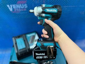 Máy siết bu lông dùng pin Makita DTW300RTJ
