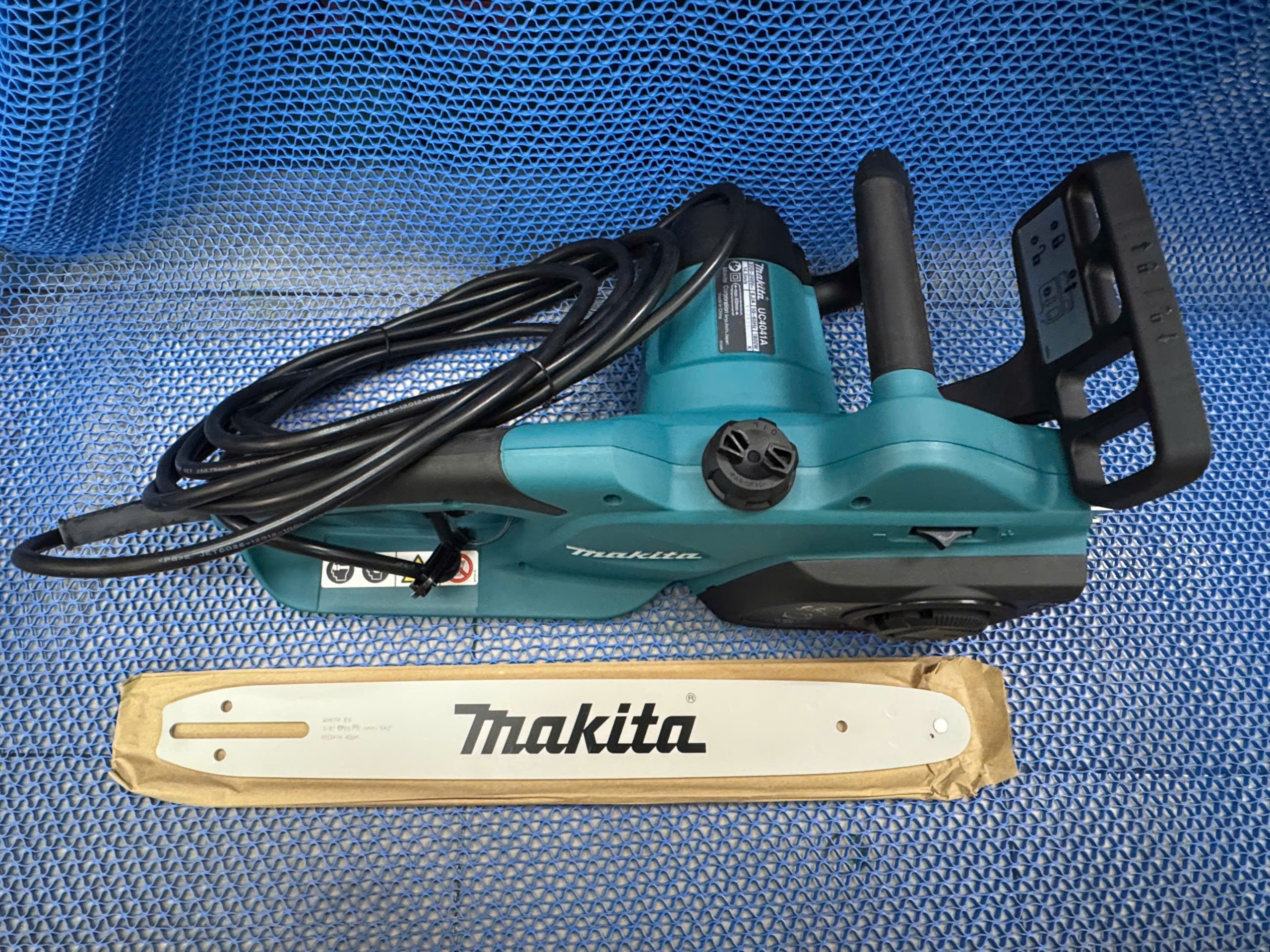 Máy cưa xích chạy điện Makita UC4041A
