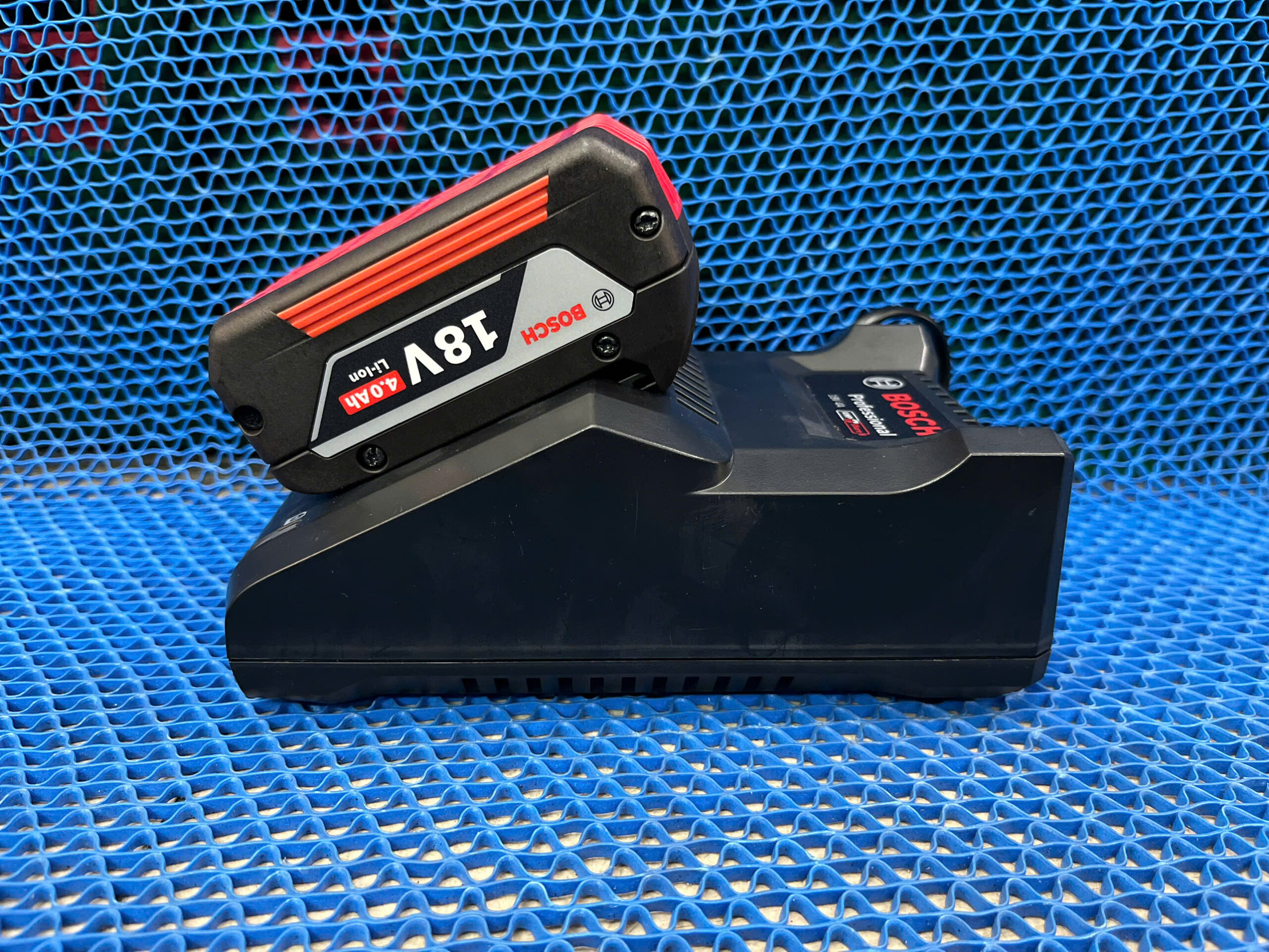 Combo Pin Sạc 18V GAL 18V-40 & GBA 4.0Ah Bosch 1600A039YL