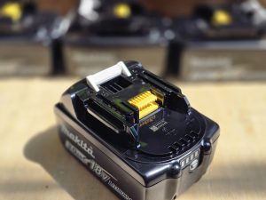 Combo máy khoan động lực dùng pin 18V Makita DHP489Z kèm pin BL1830B và sạc nhanh DC18RC 3 Pin Makita BL1830B 18V 3.0Ah – cân bằng giữa trọng lượng và thời gian làm việc