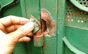 Sửa chữa cổng sắt, cải tạo hàng rào bền đẹp với quy trình 9 bước dễ áp dụng 4 Cổng sắt bị xệ