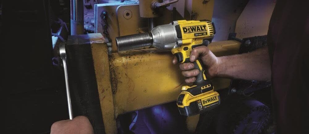 Hình 2: Dụng cụ pin phát huy mạnh ở công việc di chuyển nhiều và yêu cầu gọn gàng, an toàn.