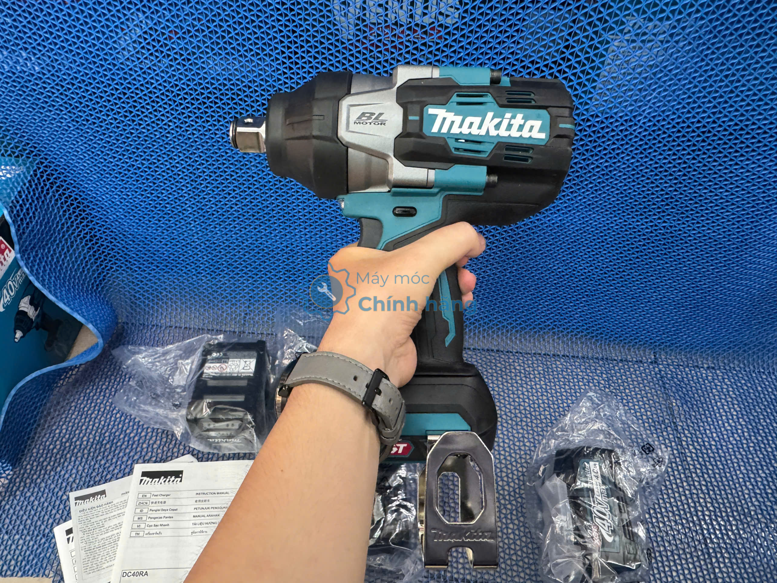 Máy siết bu lông Makita TW001GM201 dùng pin (19MM/BL) (40V Max) 2 Máy siết bu lông Makita TW001GM201 dùng pin (19MM/BL) (40V Max)