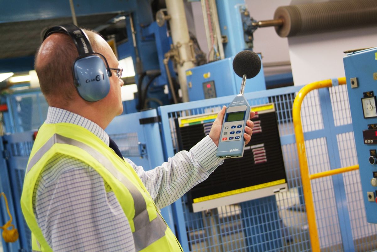 Thiết bị đo tiếng ồn trong xưởng – phục vụ kiểm soát tiêu chuẩn tiếng ồn nơi làm việc.