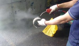 Cách bảo dưỡng định kỳ máy nén khí & máy xịt rửa cao áp để tăng tuổi thọ (2025) 3 Vệ sinh lọc khí máy nén khí