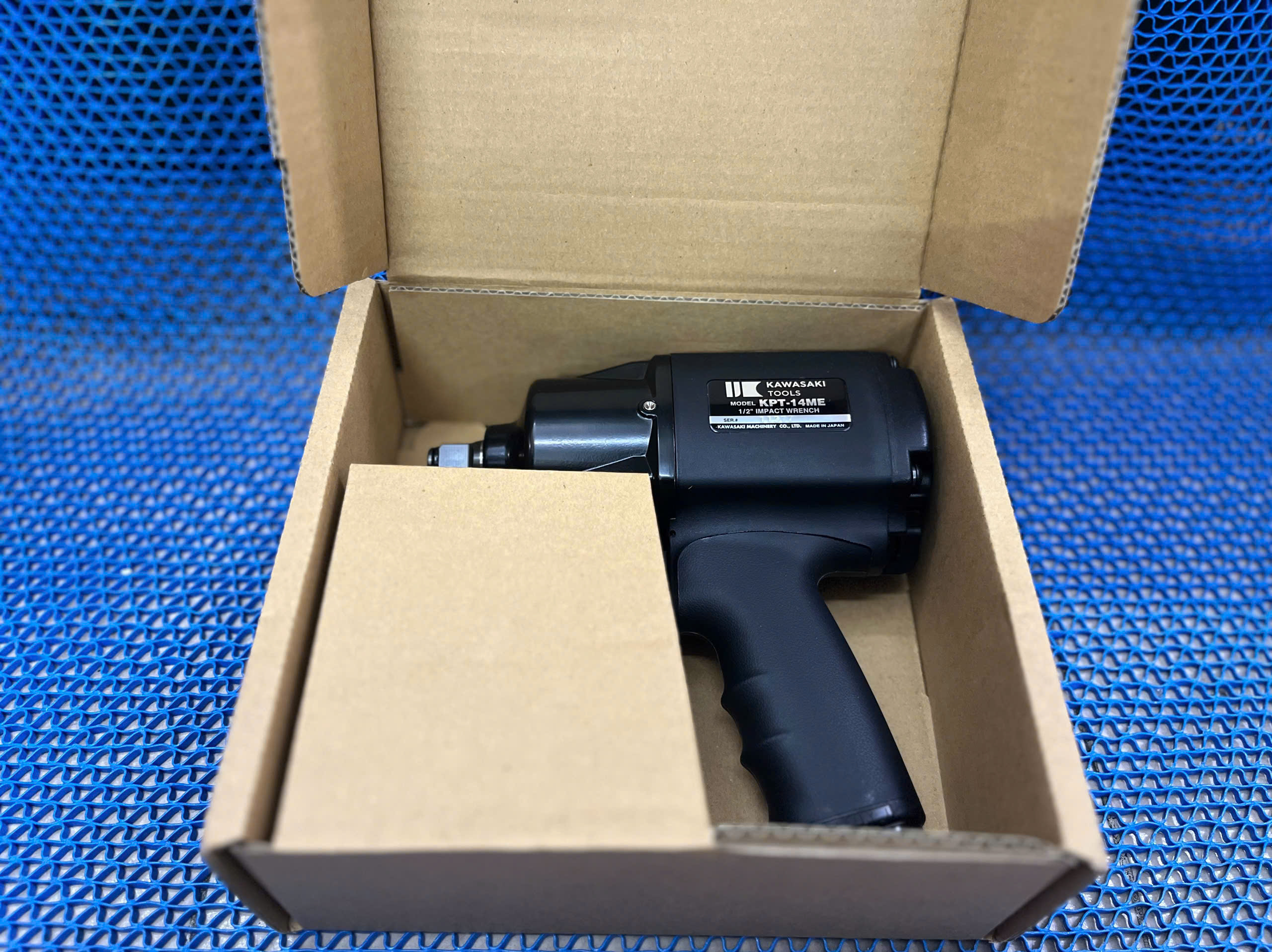 Súng vặn bu lông Kawasaki KPT-14ME – 1/2" mạnh mẽ, gọn tay cho xưởng & công trình 3 Súng vặn bu lông Kawasaki KPT-14ME – 1/2" mạnh mẽ, gọn tay cho xưởng & công trình - Ảnh 3