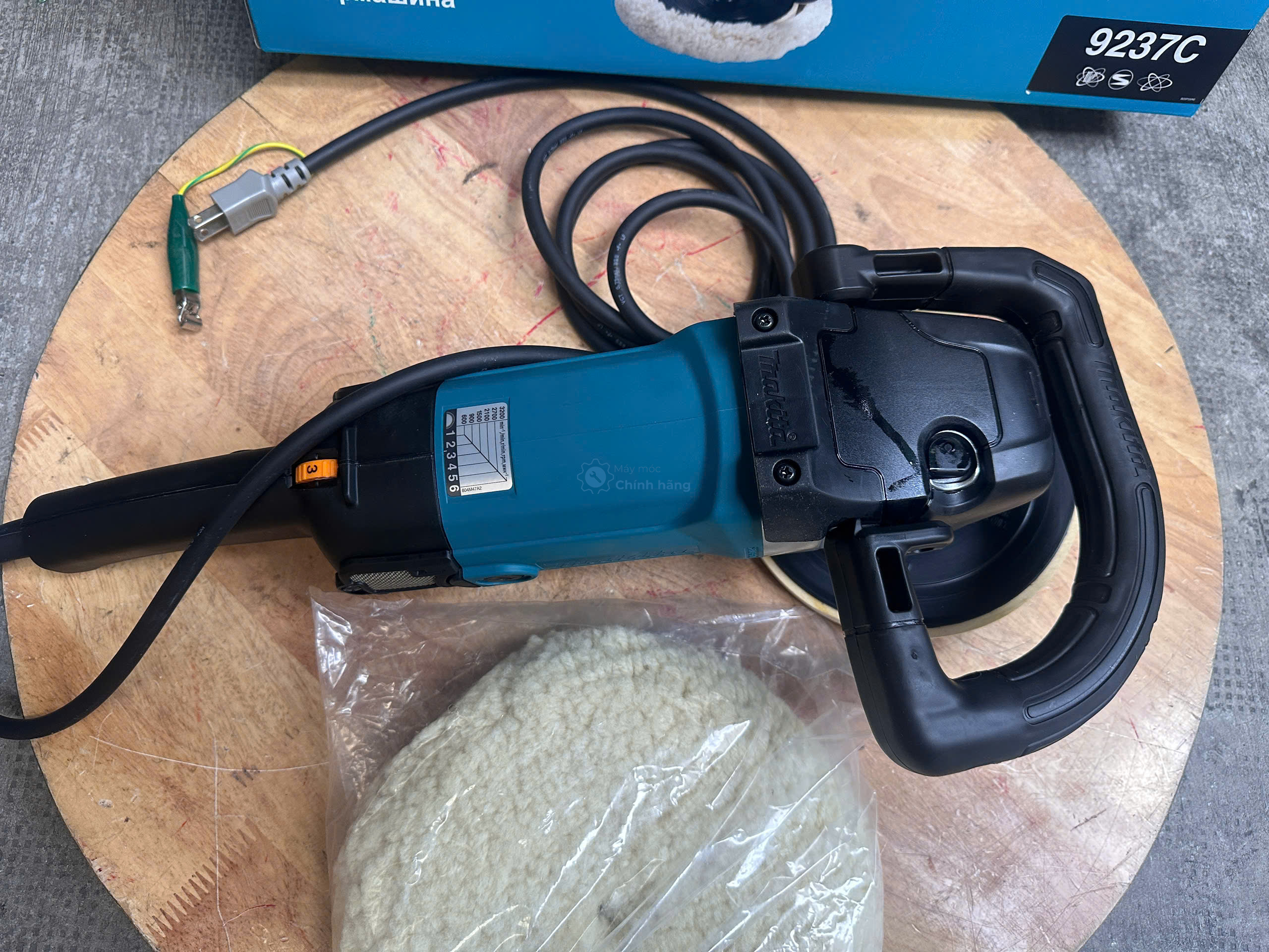 Máy chà nhám đánh bóng Makita 9237C 1200W 9 Tính năng điều tốc trên máy đánh bóng Makita 9237C