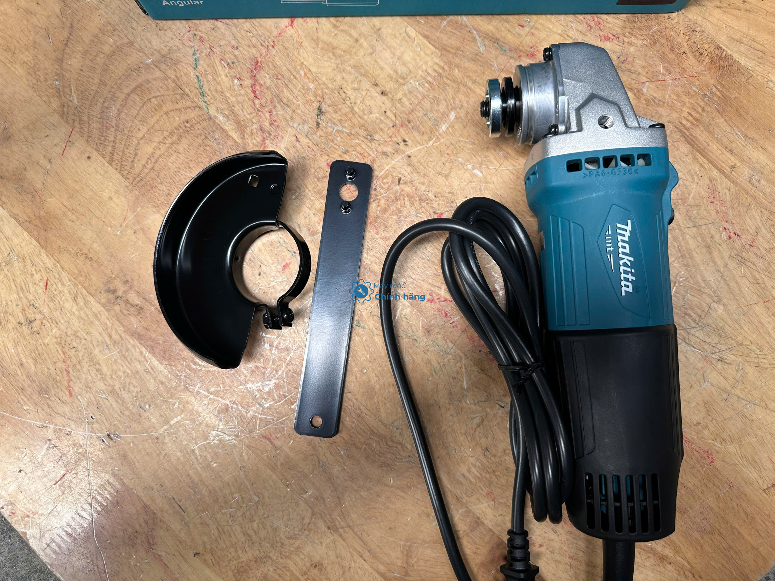 Máy mài góc Makita M0900B (100mm) 9 Máy mài cầm tay Makita M0900B thiết kế gọn gàng