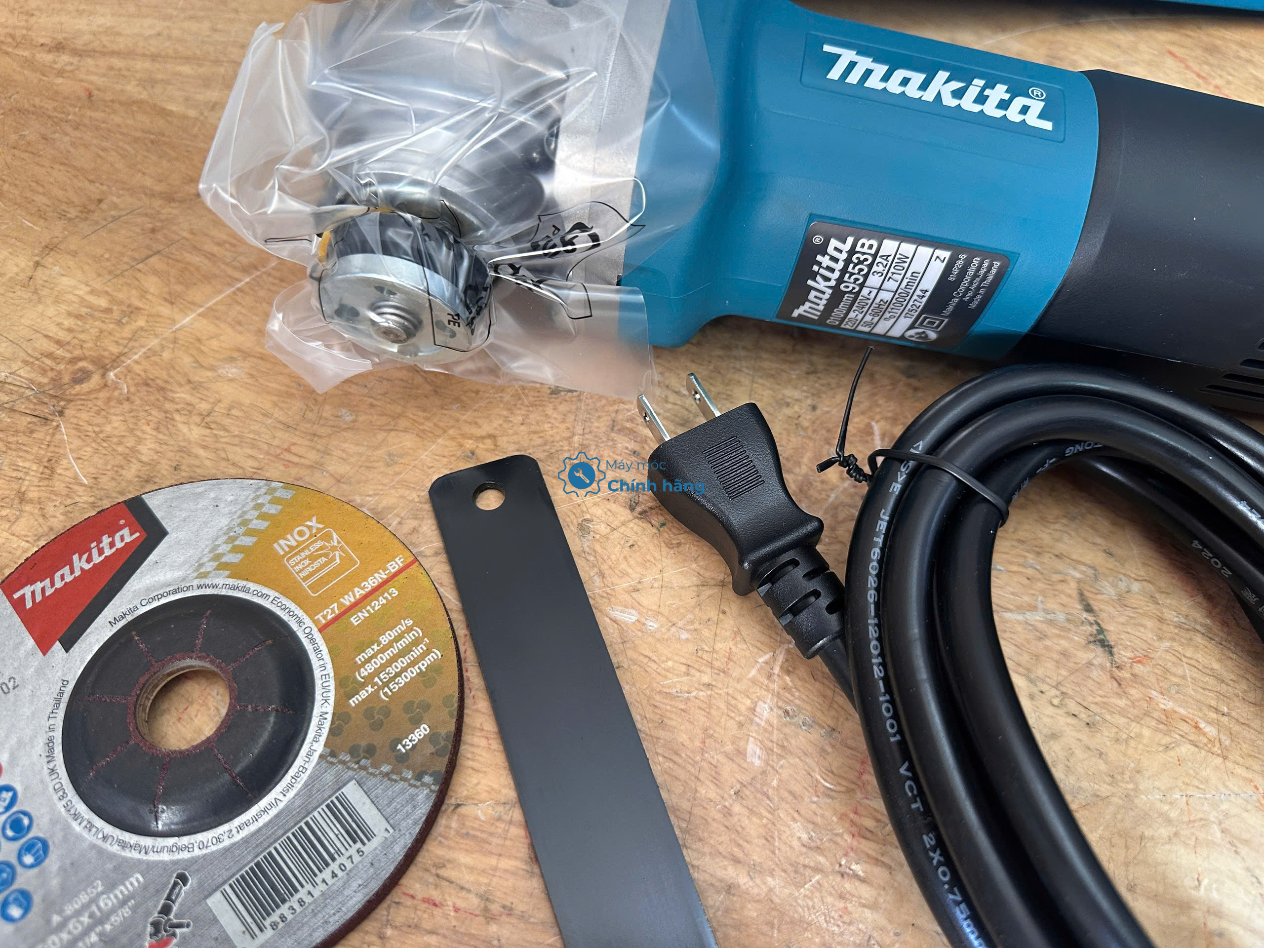 100mm Máy mài góc Makita 9553B 12 Thiết kế công tắc đuôi máy mài Makita 9553B