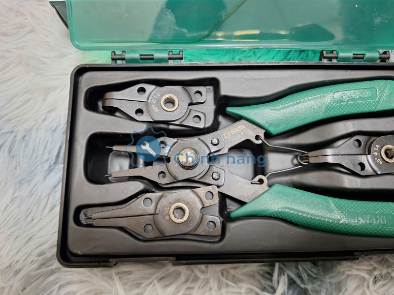 Bộ Kìm Mở Phe 5 Chi Tiết SATA 09251 Chính Hãng 3 Bộ kìm mở phe SATA 09251 gồm 1 thân kìm và 4 đầu thay thế