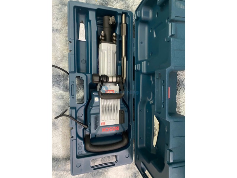 Máy đục bê tông Bosch GSH 16-30 trong thùng đựng