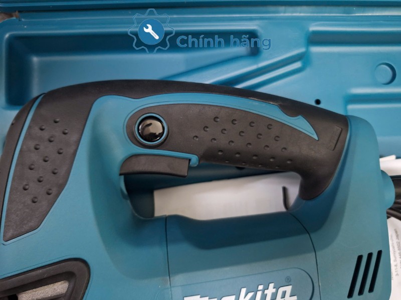 Cò bấm và tay cầm máy cưa lọng Makita 4350CT chắc chắn dễ thao tác