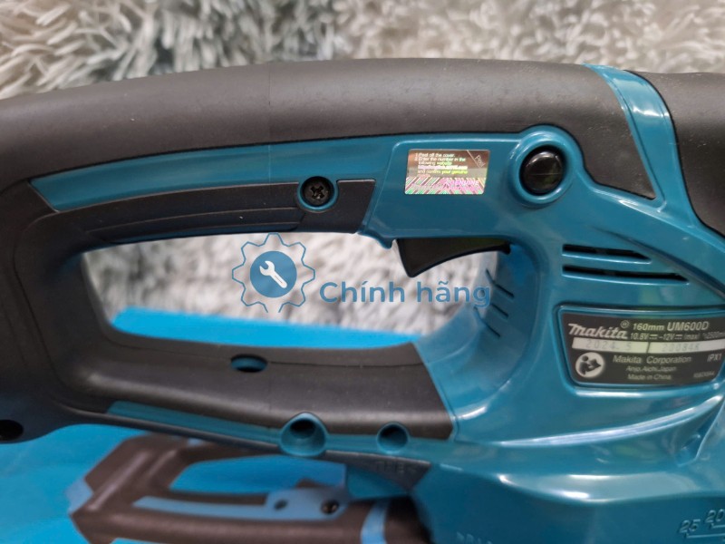 Cò bấm và tay cầm máy tỉa cỏ Makita UM600DZ dễ thao tác