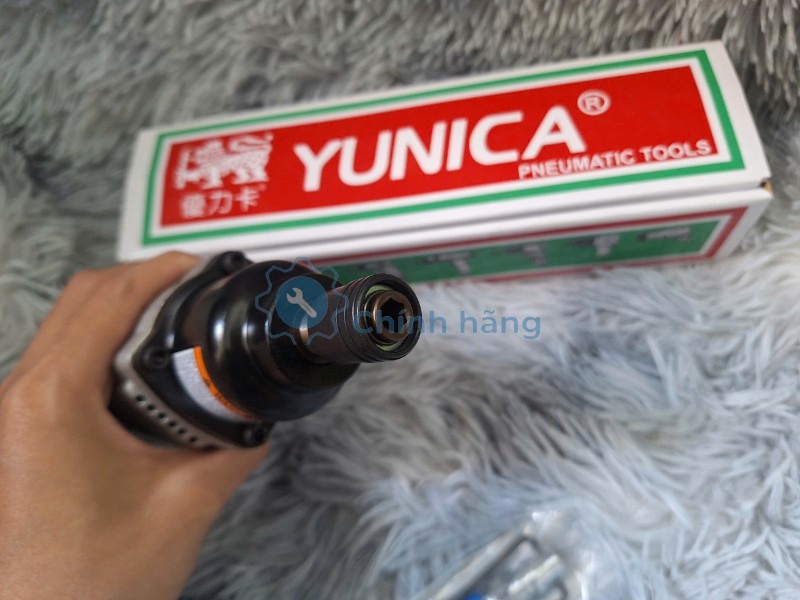 Cận cảnh đầu máy vặn vít hơi Yunica YD-8H chuẩn kẹp mũi vít 6.35mm