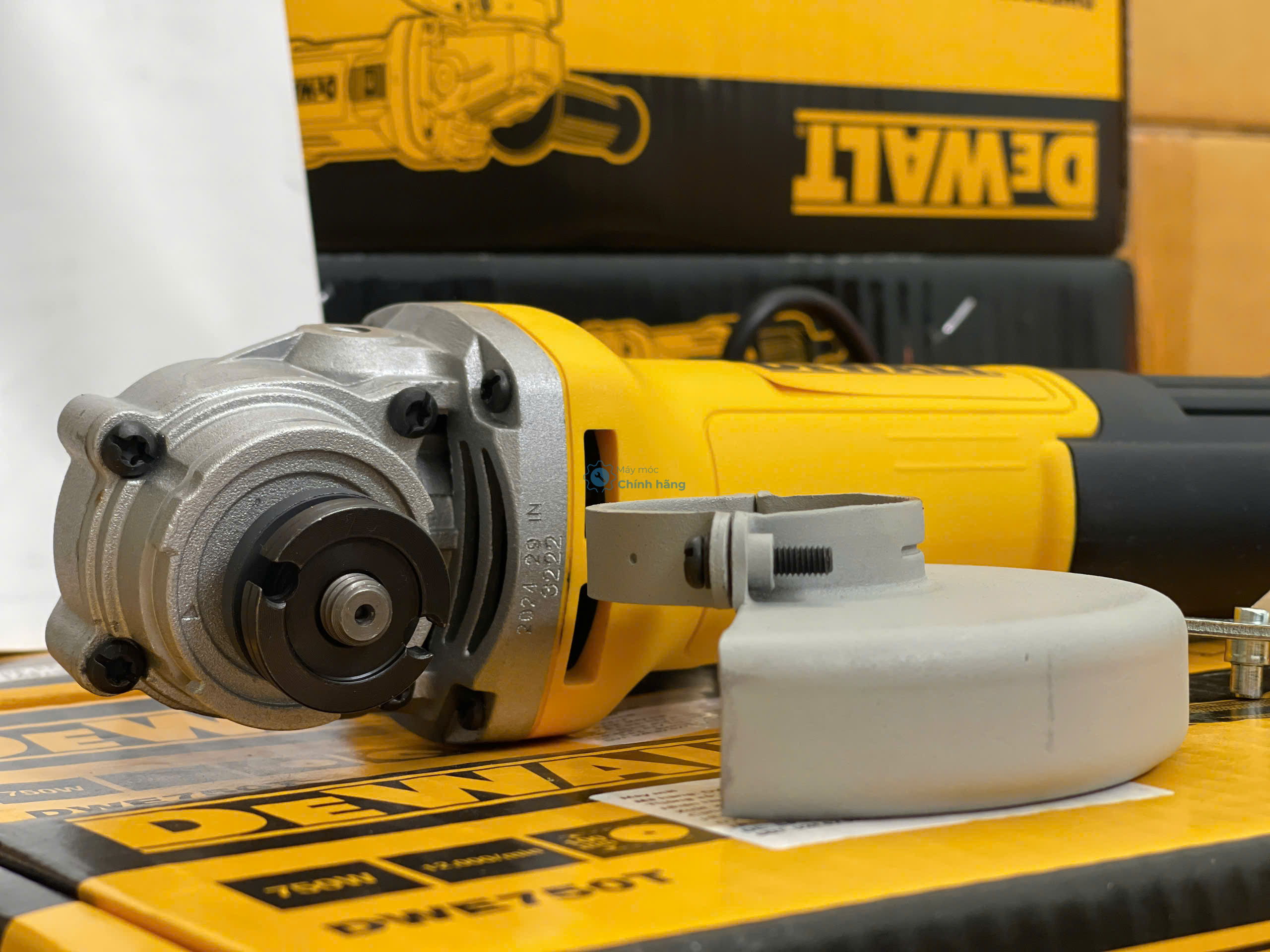 Máy Mài Góc DeWalt DWE750T Chính Hãng – Máy Mài 750W Giá Tốt 5 Máy cắt cầm tay DeWALT DWE750T công suất 750W góc chụp xéo