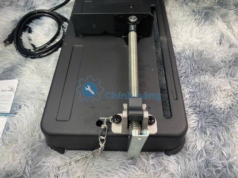 Máy Cắt Sắt Makita LW1401 2200W Chính Hãng – Cắt Thép Hộp, Sắt Hiệu Quả 31 Ê tô kẹp phôi máy cắt sắt Makita LW1401