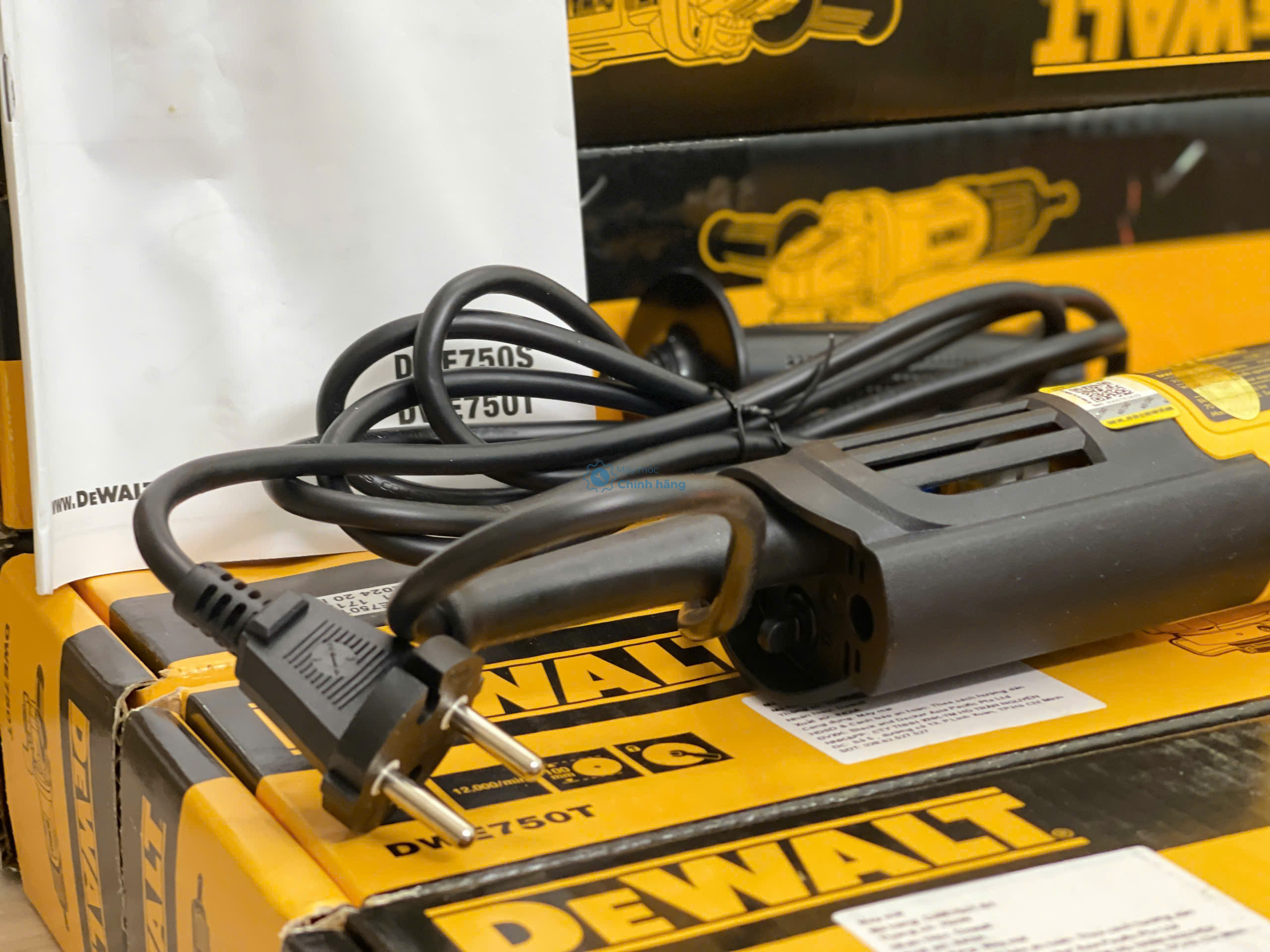 Máy Mài Góc DeWalt DWE750T Chính Hãng – Máy Mài 750W Giá Tốt 8 Khe thoát nhiệt đuôi máy giúp bảo vệ động cơ máy mài DeWALT DWE750T