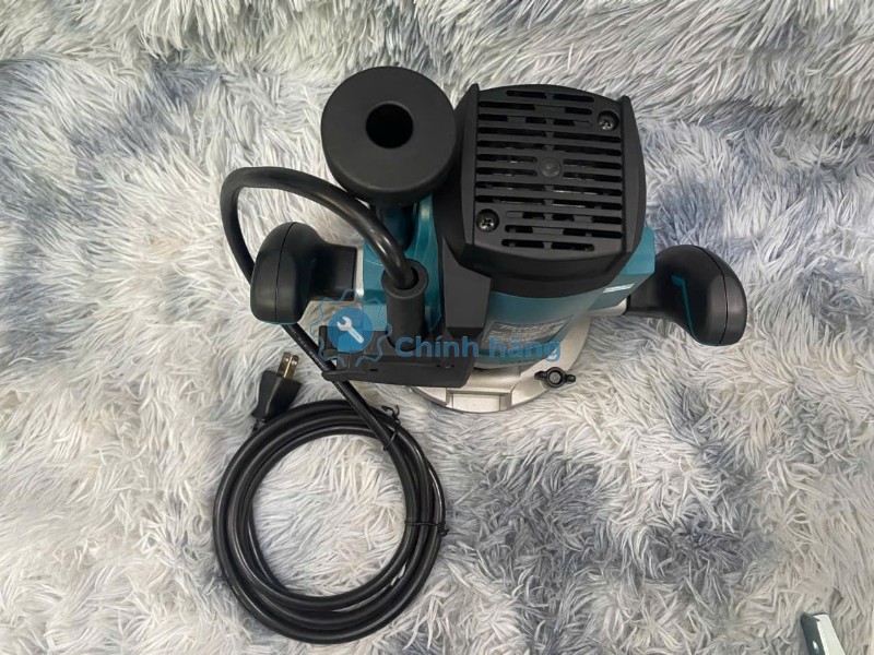 So Sánh Makita M3600B Và Makita M3700B: Chọn Máy Phay Gỗ Hay Máy Đánh Cạnh? 14 Lỗ thoáng khí Makita M3600B giúp máy tản nhiệt khi làm việc