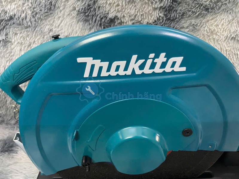Máy Cắt Sắt Makita LW1401 2200W Chính Hãng – Cắt Thép Hộp, Sắt Hiệu Quả 38 Logo Makita trên máy cắt sắt LW1401