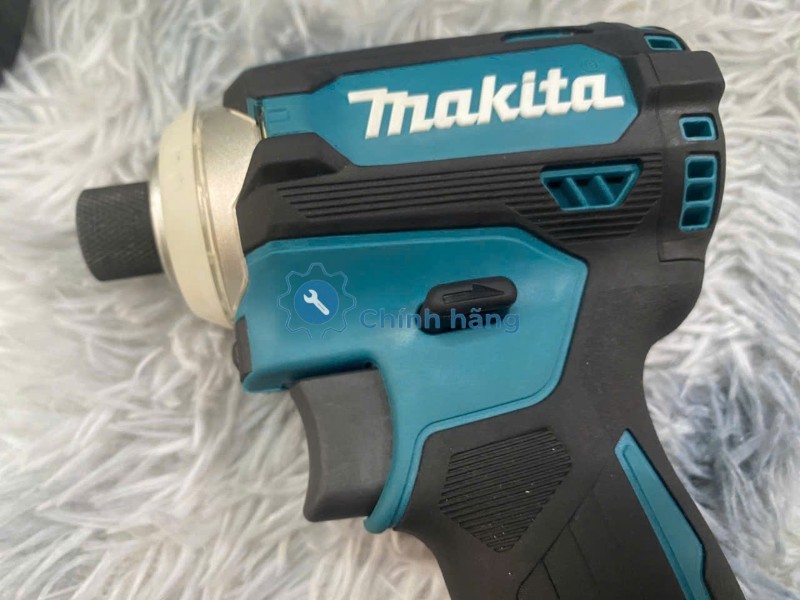 Máy Vặn Vít Makita DTD171 Chính Hãng 18V – Không Chổi Than, Lực Siết Mạnh 23 logo Makita trên máy vặn vít DTD171