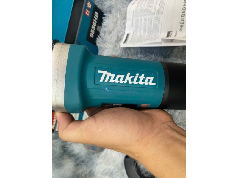 logo Makita trên thân máy mài góc 9556HB