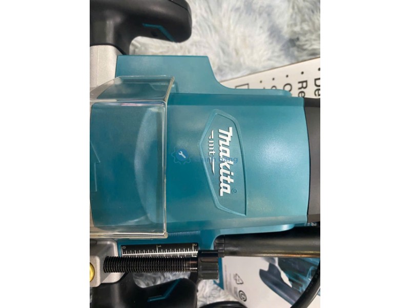 So Sánh Makita M3600B Và Makita M3700B: Chọn Máy Phay Gỗ Hay Máy Đánh Cạnh? 13 Logo Makita trên thân máy M3600B và M3700B
