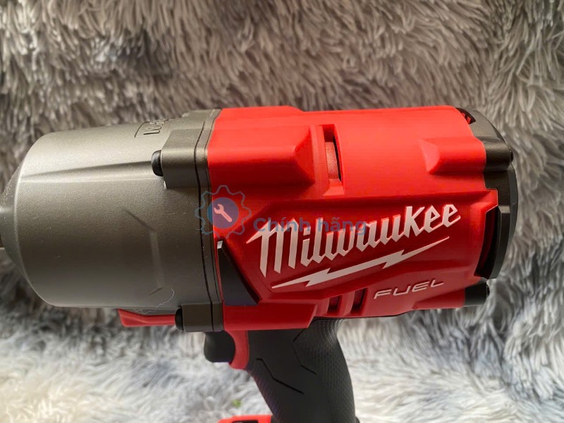 Máy Siết Bu Lông Milwaukee M18ONEFHIWF34 Chính Hãng (Gồm 2 pin và 1 sạc) 20 Logo Milwaukee trên máy siết bu lông M18ONEFHIWF34-0