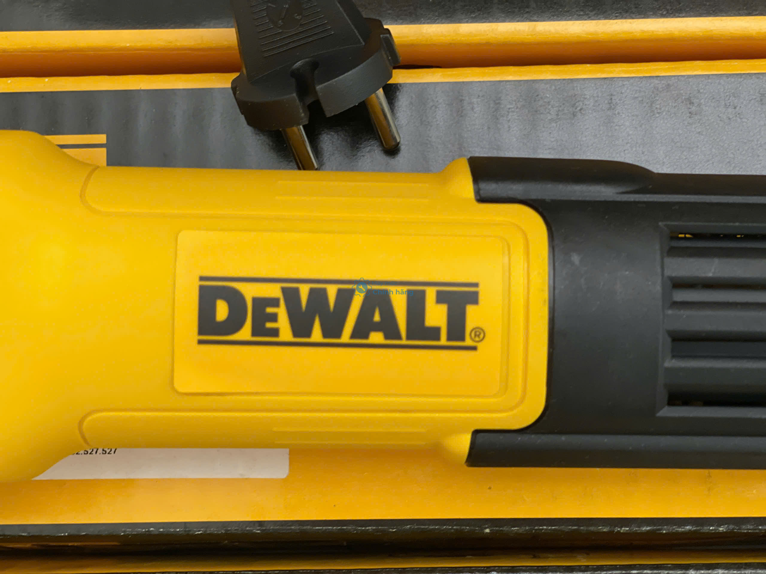 Máy Mài Góc DeWalt DWE750T Chính Hãng – Máy Mài 750W Giá Tốt 23 Logo thương hiệu dập nổi trên máy mài DeWalt DWE750T