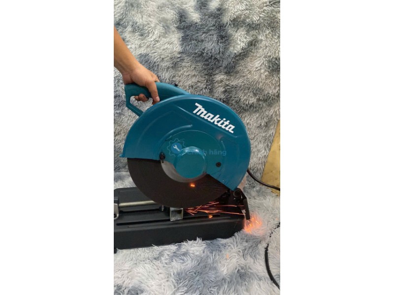 Máy Cắt Sắt Makita LW1401 2200W Chính Hãng – Cắt Thép Hộp, Sắt Hiệu Quả 29 Máy cắt sắt Makita LW1401 cắt thép hộp thực tế