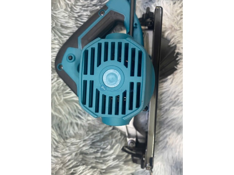 Lỗ thoáng khí máy cưa đĩa Makita M5801B hỗ trợ tản nhiệt
