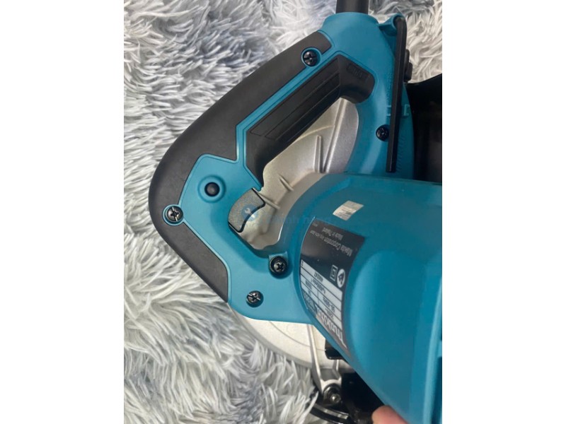 Tay cầm máy cưa đĩa Makita M5801B chắc chắn dễ thao tác