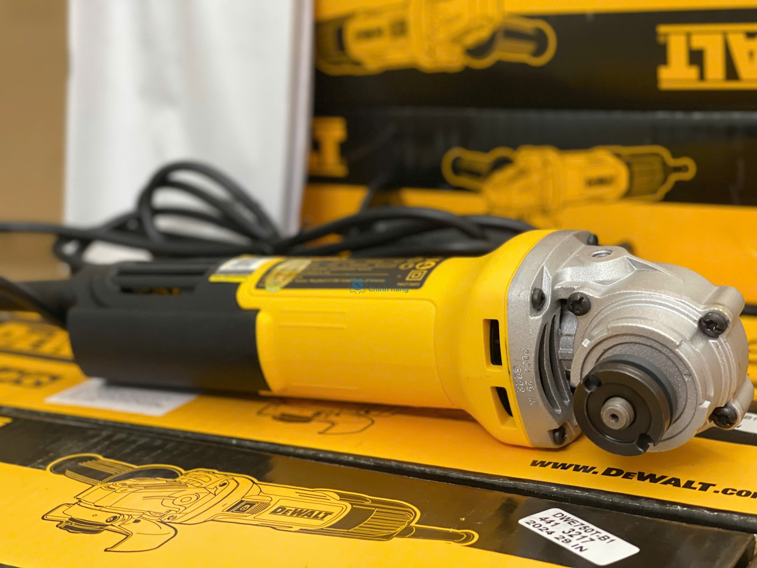 Máy Mài Góc DeWalt DWE750T Chính Hãng – Máy Mài 750W Giá Tốt 7 Chi tiết đầu trục và vành chắn bảo vệ đĩa 100mm của máy mài DeWALT DWE750T
