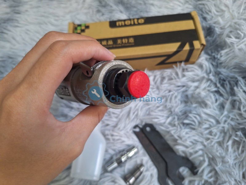 Đầu nối hơi trên máy mài hơi Meite MT-5306R1