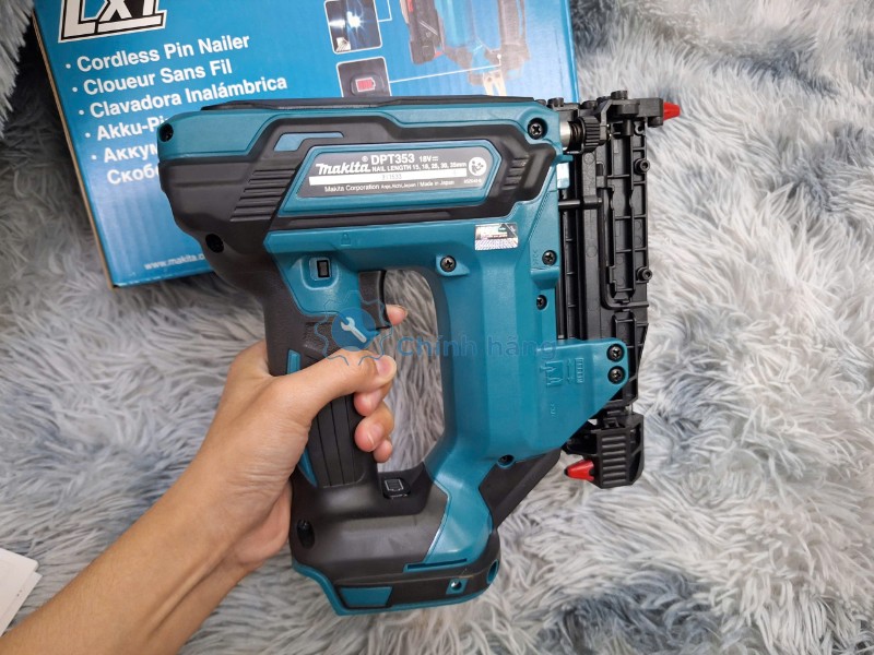 Nhân viên cầm máy bắn đinh dùng pin Makita DPT353Z thực tế tại cửa hàng