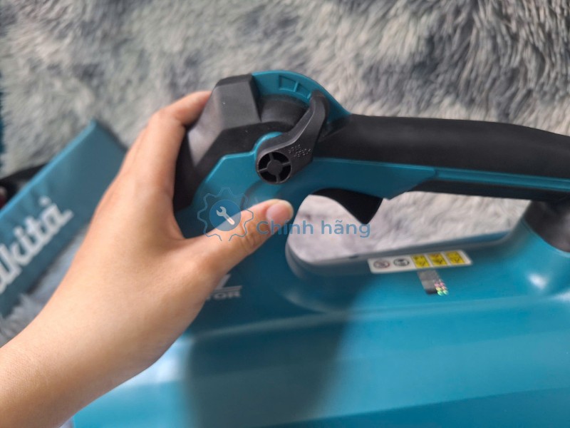 Nút chỉnh tốc độ trên máy thổi dùng pin Makita DUB184