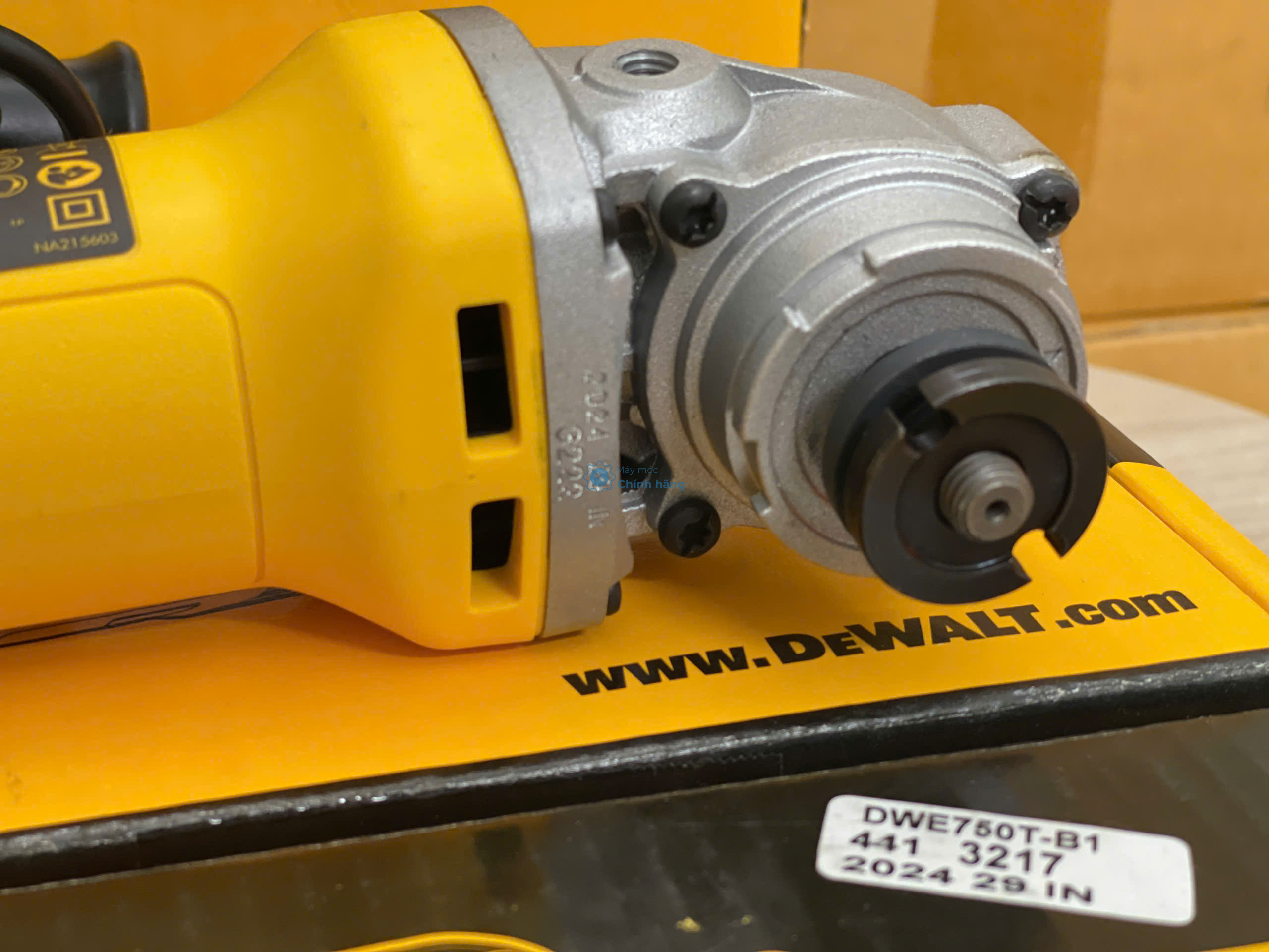 Máy Mài Góc DeWalt DWE750T Chính Hãng – Máy Mài 750W Giá Tốt 3 Chi tiết nút khóa trục hỗ trợ tháo lắp thay đá mài nhanh trên DeWALT DWE750T