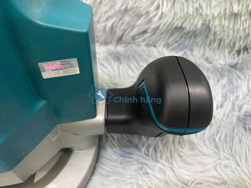 So Sánh Makita M3600B Và Makita M3700B: Chọn Máy Phay Gỗ Hay Máy Đánh Cạnh? 5 Tay cầm máy phay gỗ Makita M3600B chắc chắn khi thao tác