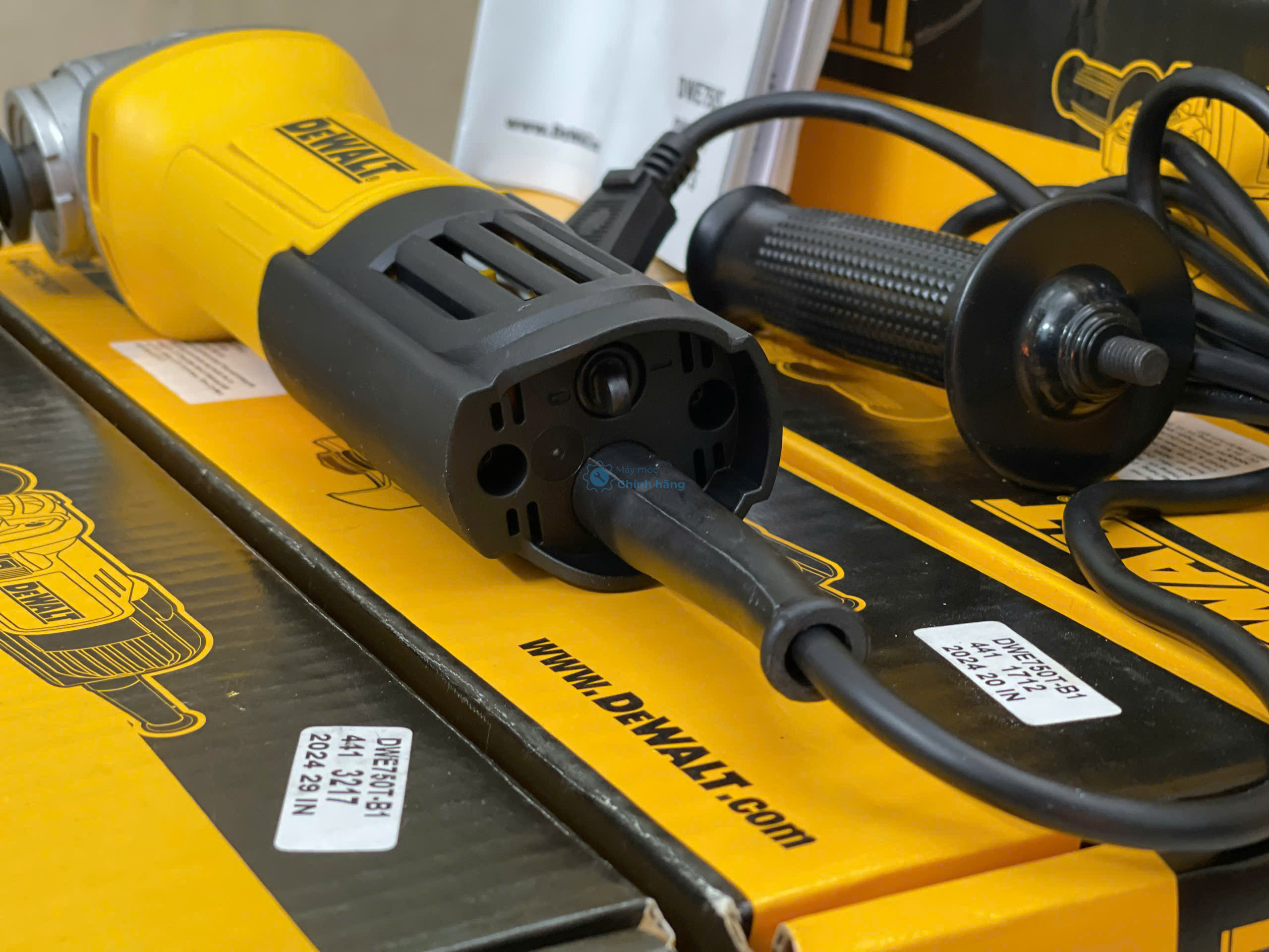 Máy Mài Góc DeWalt DWE750T Chính Hãng – Máy Mài 750W Giá Tốt 6 Trọn bộ máy mài góc cầm tay DeWALT DWE750T đầy đủ phụ kiện chính hãng