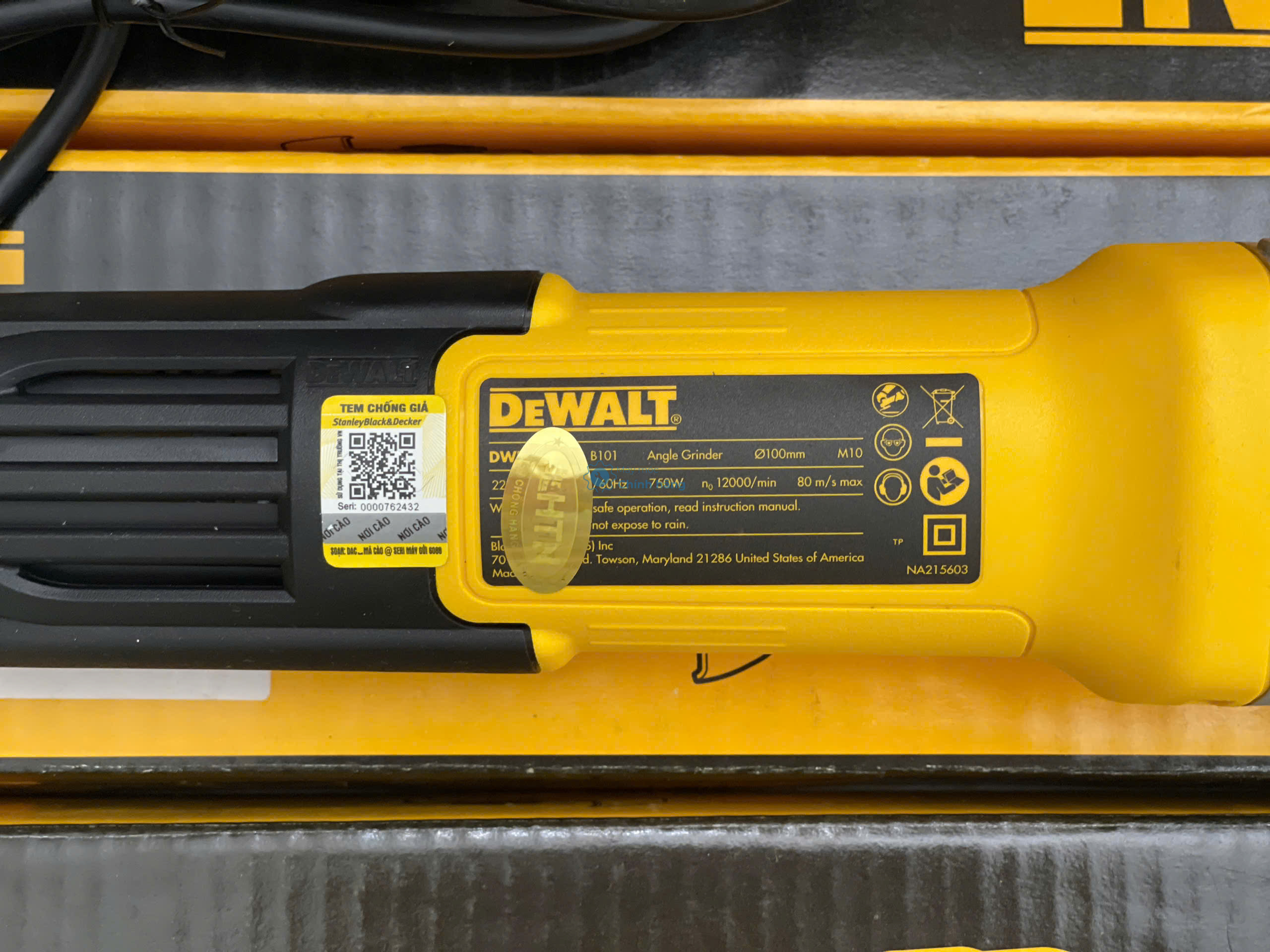 Máy Mài Góc DeWalt DWE750T Chính Hãng – Máy Mài 750W Giá Tốt 9 Chi tiết tem bạc chứa thông số kỹ thuật và mã hiệu của DeWALT DWE750T