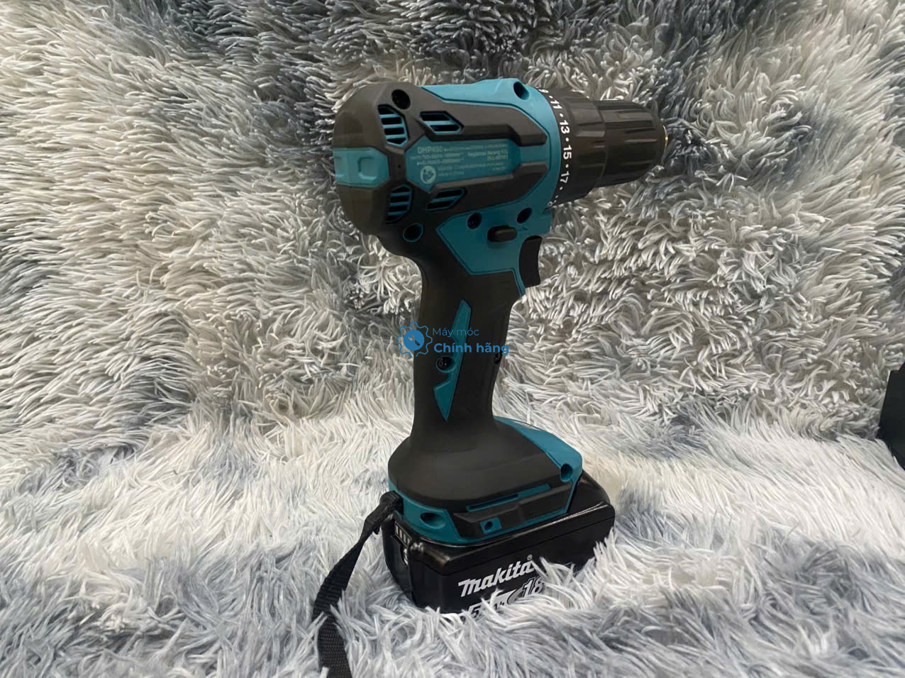 Thiết kế báng tay cầm bọc cao su chống trượt của máy khoan búa Makita DHP490RT1J
