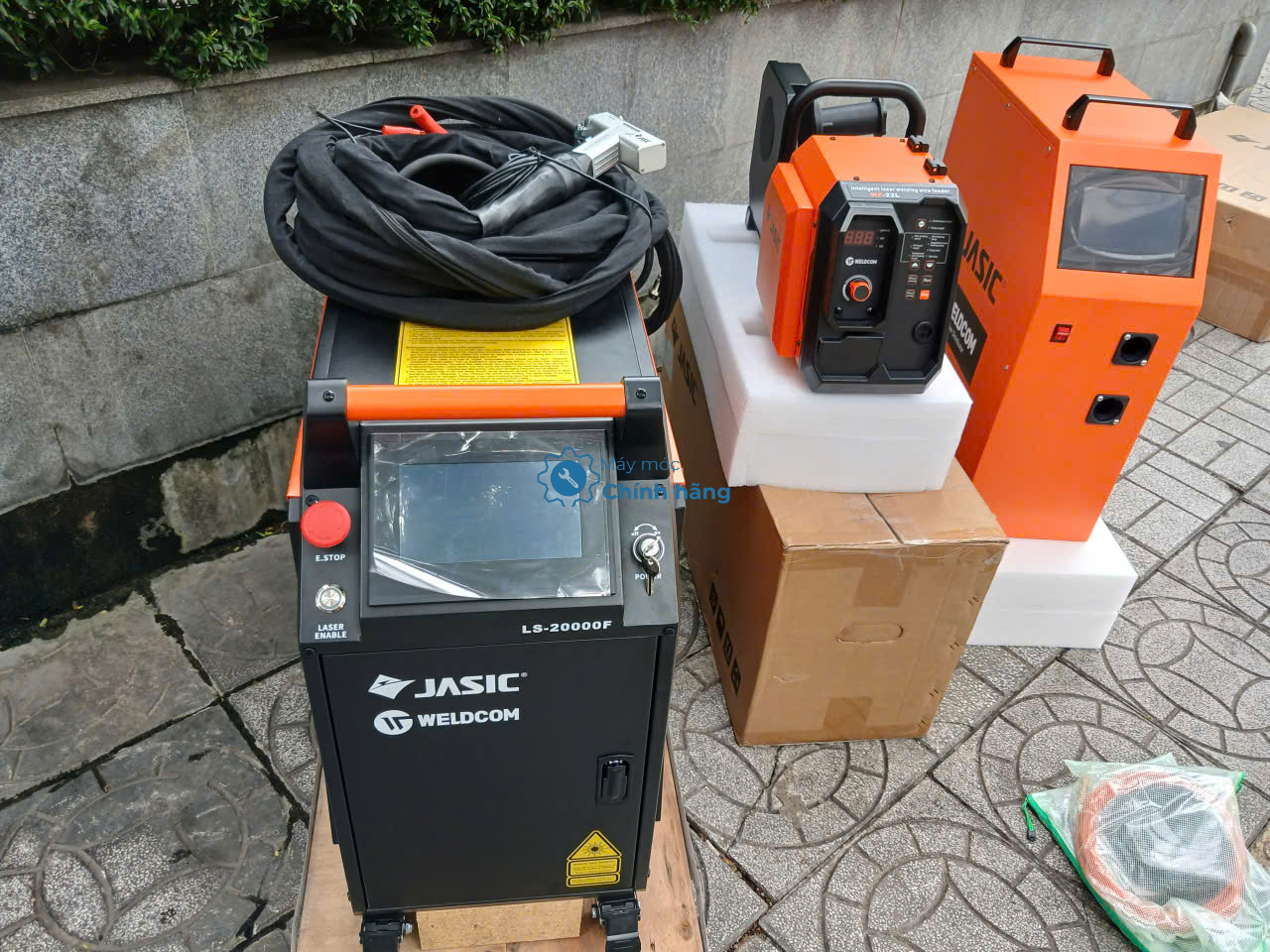 Máy Hàn Laser Jasic LS-20000F 2000W 3 Trong 1 Thế Hệ 3 1 Máy hàn laser Jasic LS-20000F 2000W cùng bộ máy và phụ kiện