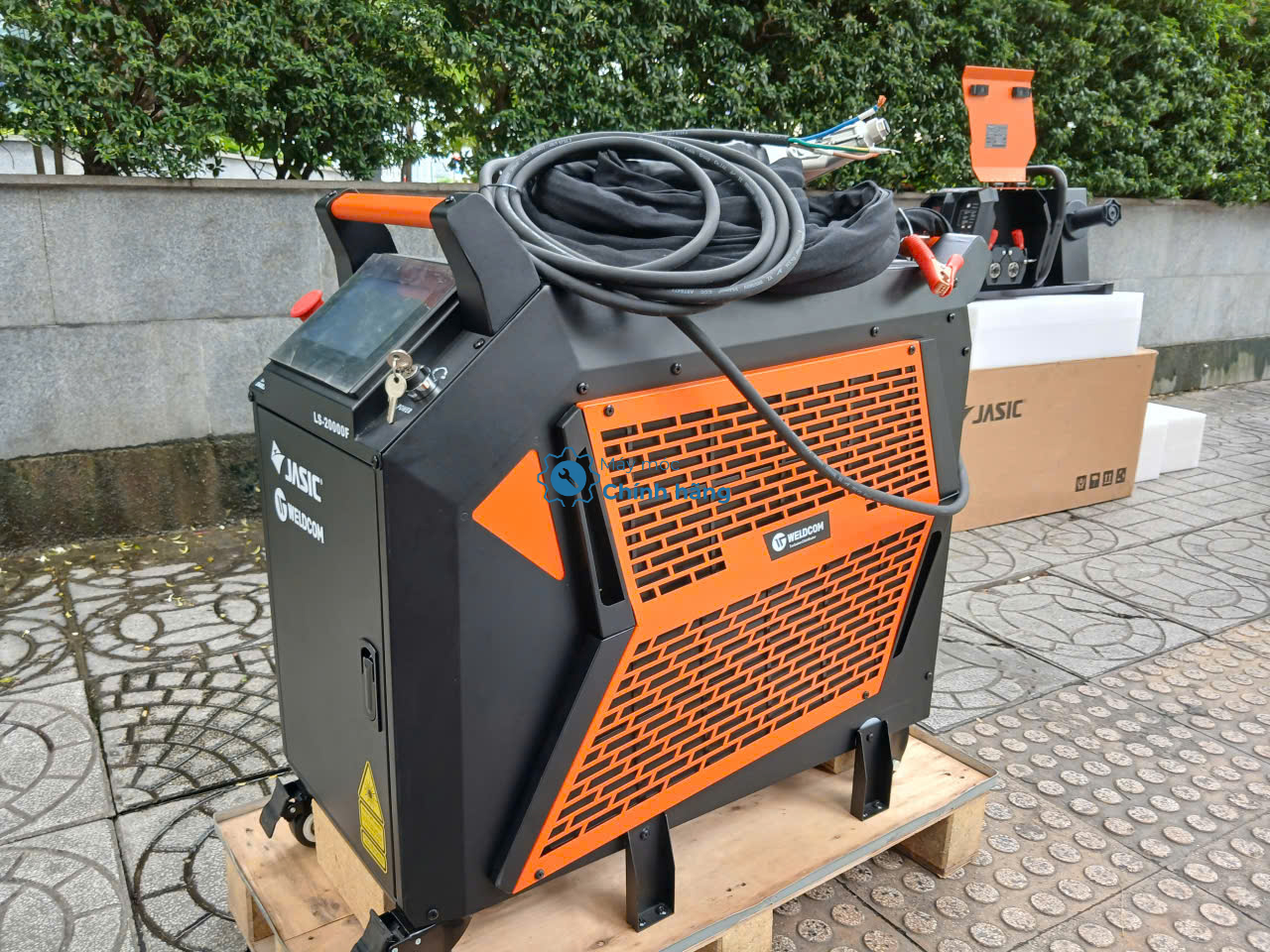 Máy Hàn Laser Jasic LS-20000F 2000W 3 Trong 1 Thế Hệ 3 5 Mặt sau thân máy hàn laser Jasic LS-20000F và hệ thống tản nhiệt